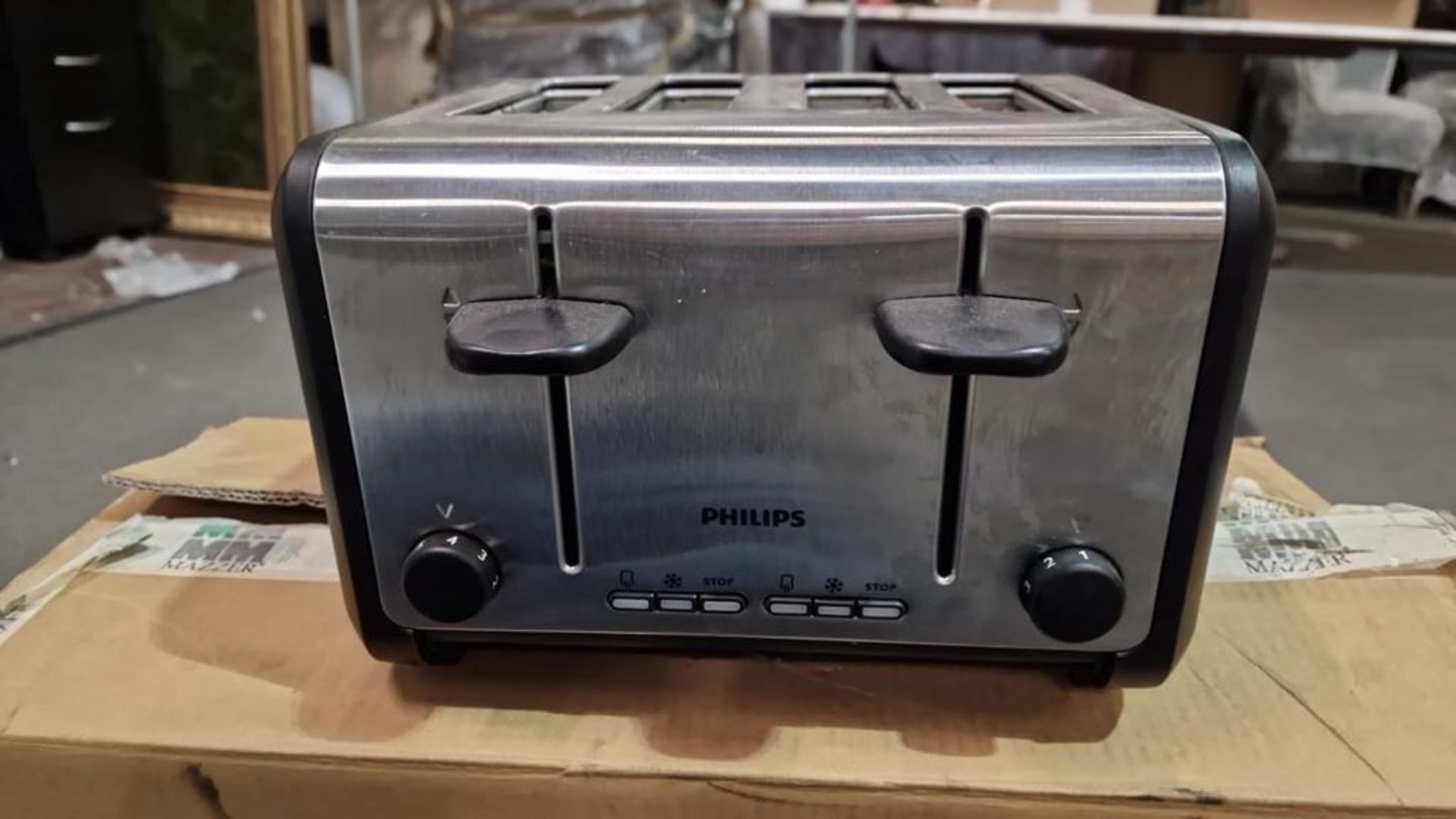 Philips HD2647/20 1800-Watt 4 Slice Toaster (Metal/Black) 7 multiple toast settings Automatic safety