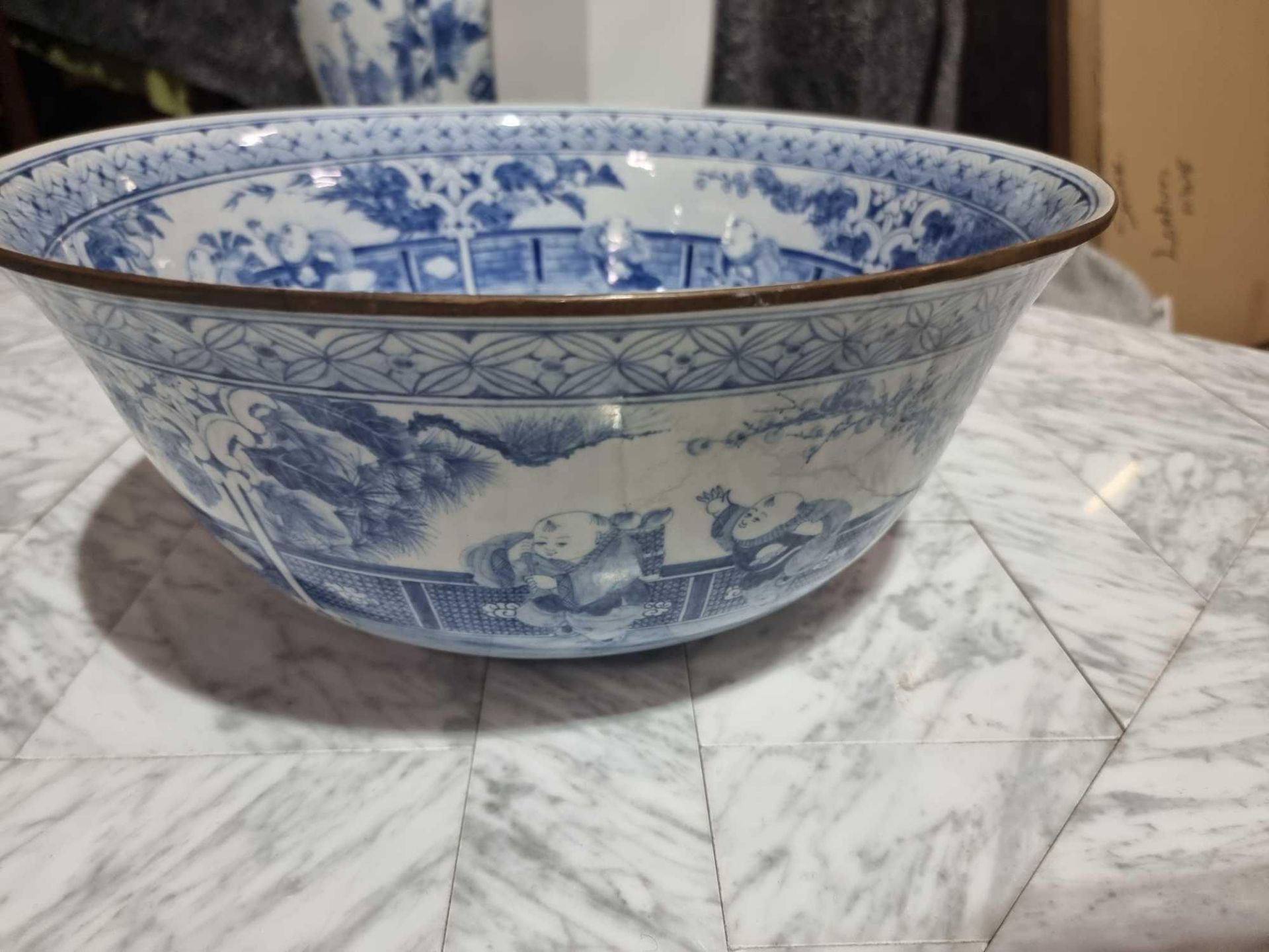 Maitland Smith Hand Made Porcelain Chinoiserie Bowl Elaborately Decorated With Children Playing, - Bild 4 aus 5