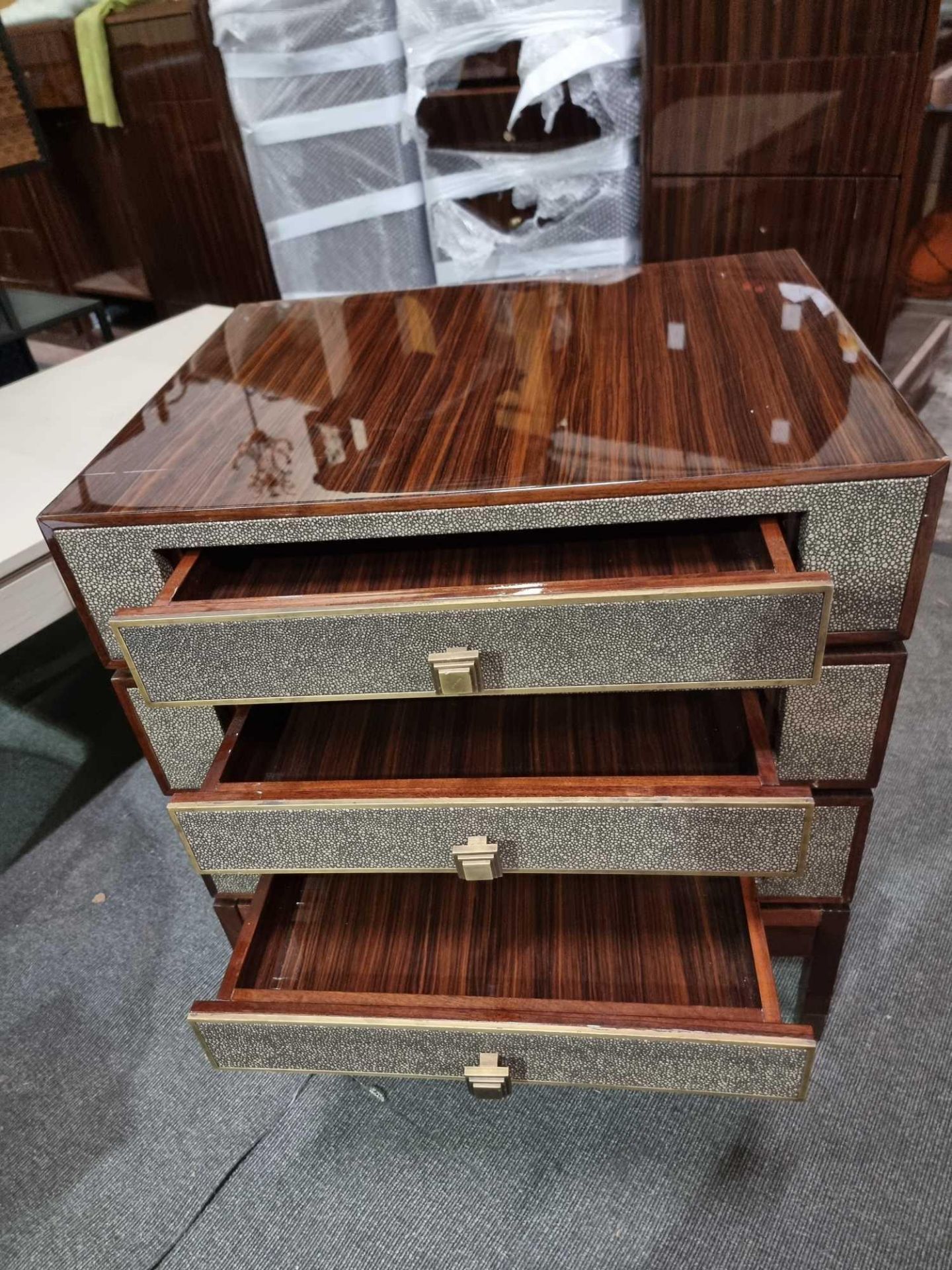 Macassar Ebony Three Drawer Bedside Cabinet With Shagreen Drawer Facias A Well Constructed Cabinet - Bild 4 aus 7