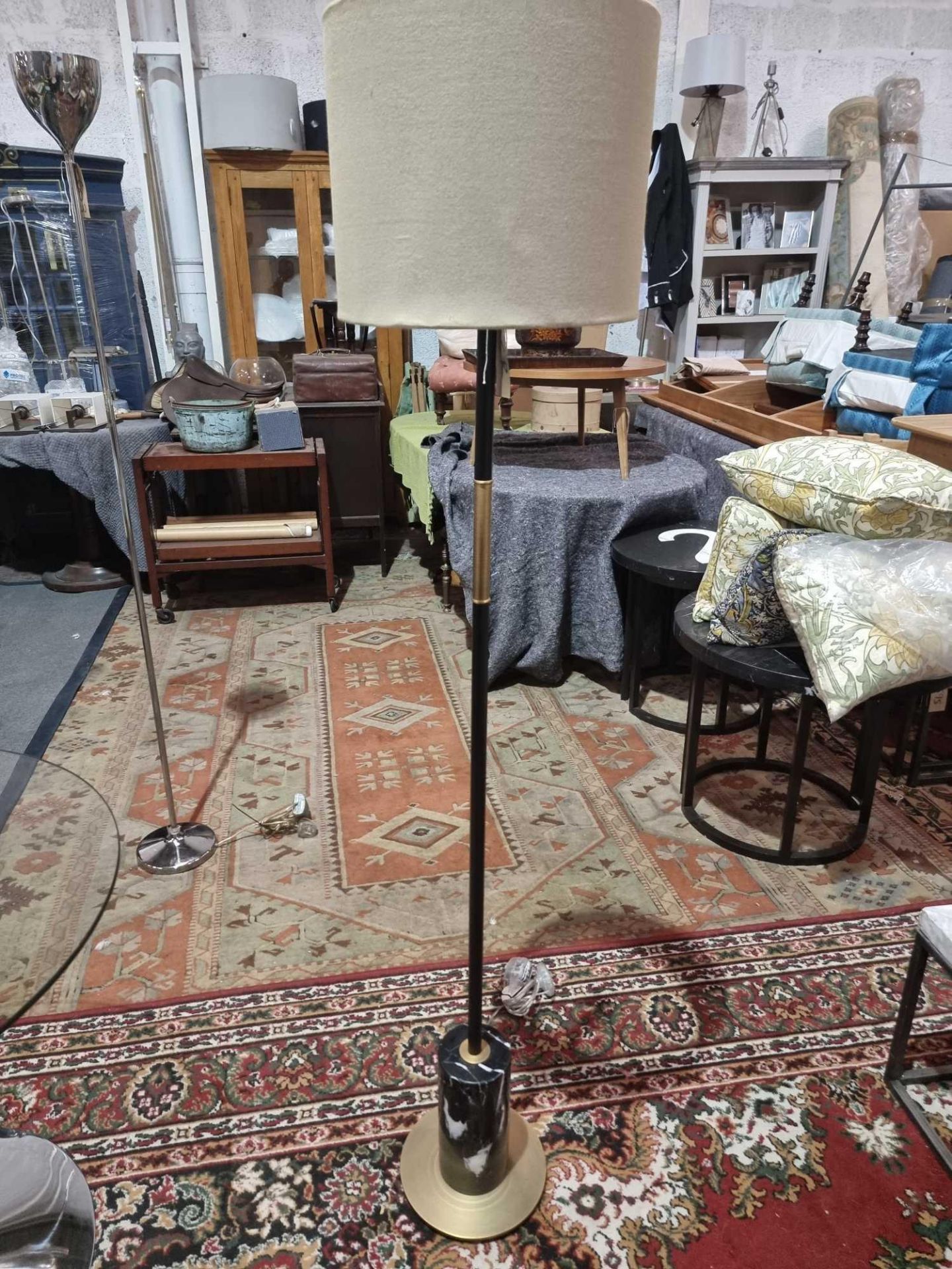 R V Astley Alix Floor Lamp - Antique Brass And Black Marble, Black And Antique Brass Floor Lamp W - Bild 2 aus 5