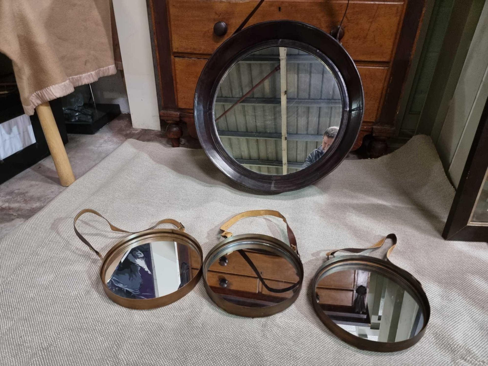 A Set Of 4 x Mirrors Round Mirror With A Leather Frame And Strap And A Padded Back 71cm And 3 x - Bild 5 aus 5