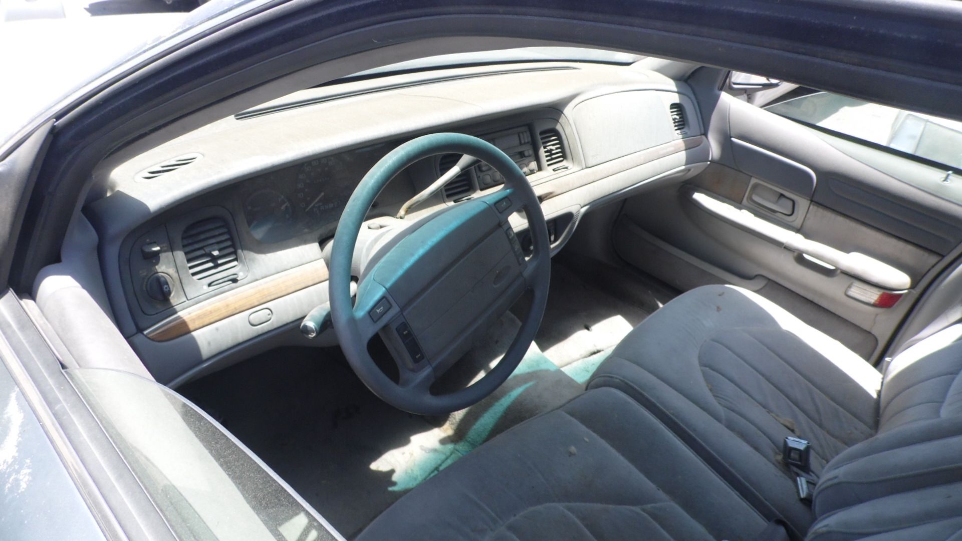 1995 FORD CROWN VICTORIA (MILEAGE 224,396) (NON-RUNNING)(NELSON LOCATION) - Image 4 of 4