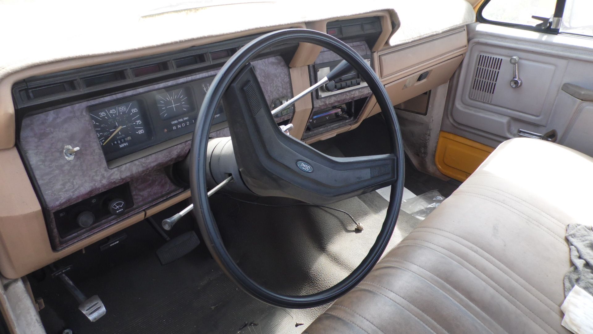 1985 FORD PICK-UP TRUCK (MILEAGE 44,620) (GALE LOCATION) **STARTS UP WITH KEY** - Image 3 of 3