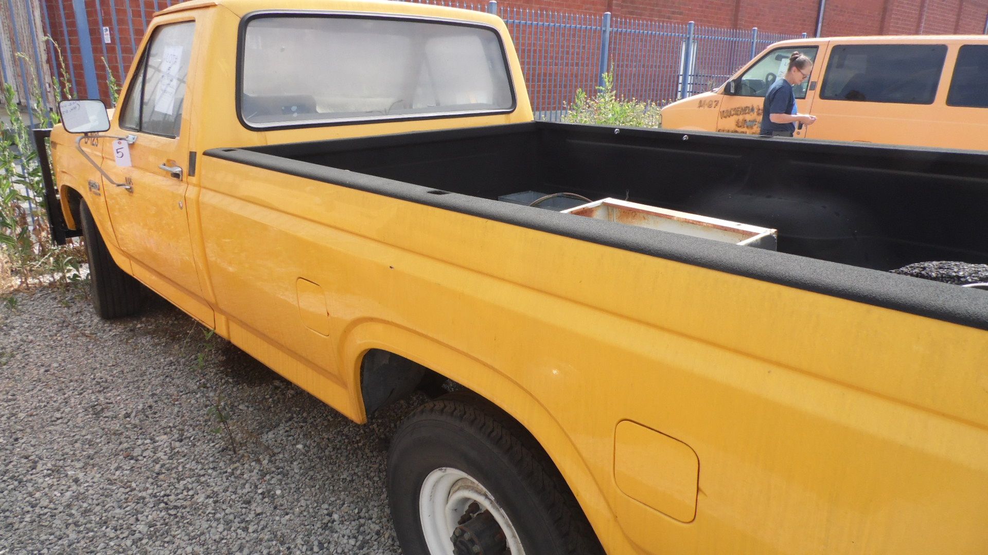 1985 FORD PICK-UP TRUCK (MILEAGE 44,620) (GALE LOCATION) **STARTS UP WITH KEY** - Image 2 of 3