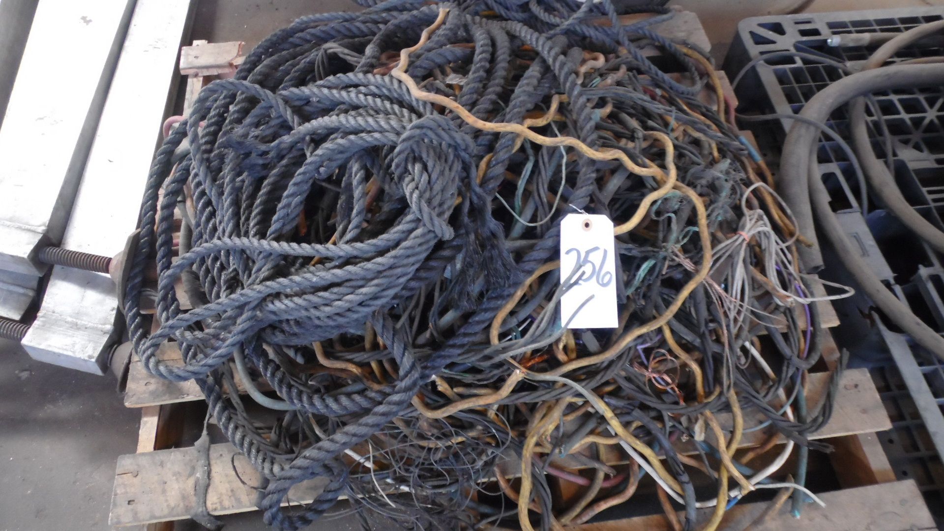 ASSORTED ROPE / WIRE