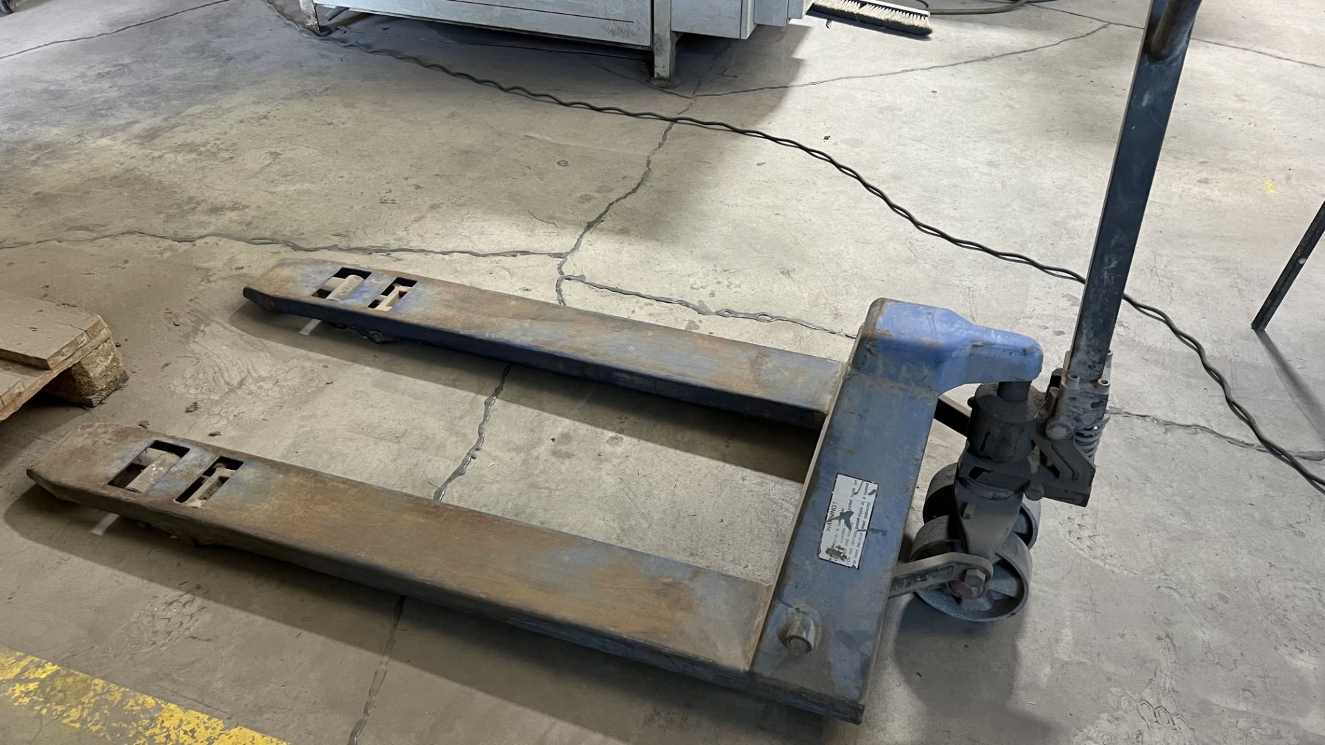 PALLET JACK - Image 2 of 3