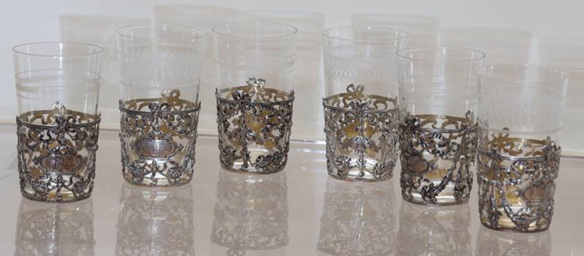 Sechs Gläser mit Silbermontur