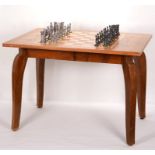 Schachspiel mit Tisch