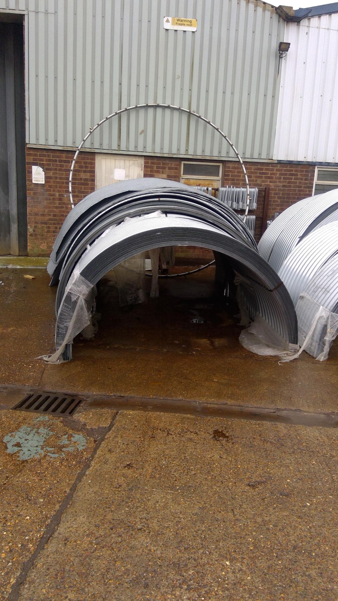 Approx 250 corregated galvanised curved profile - assorted sizes