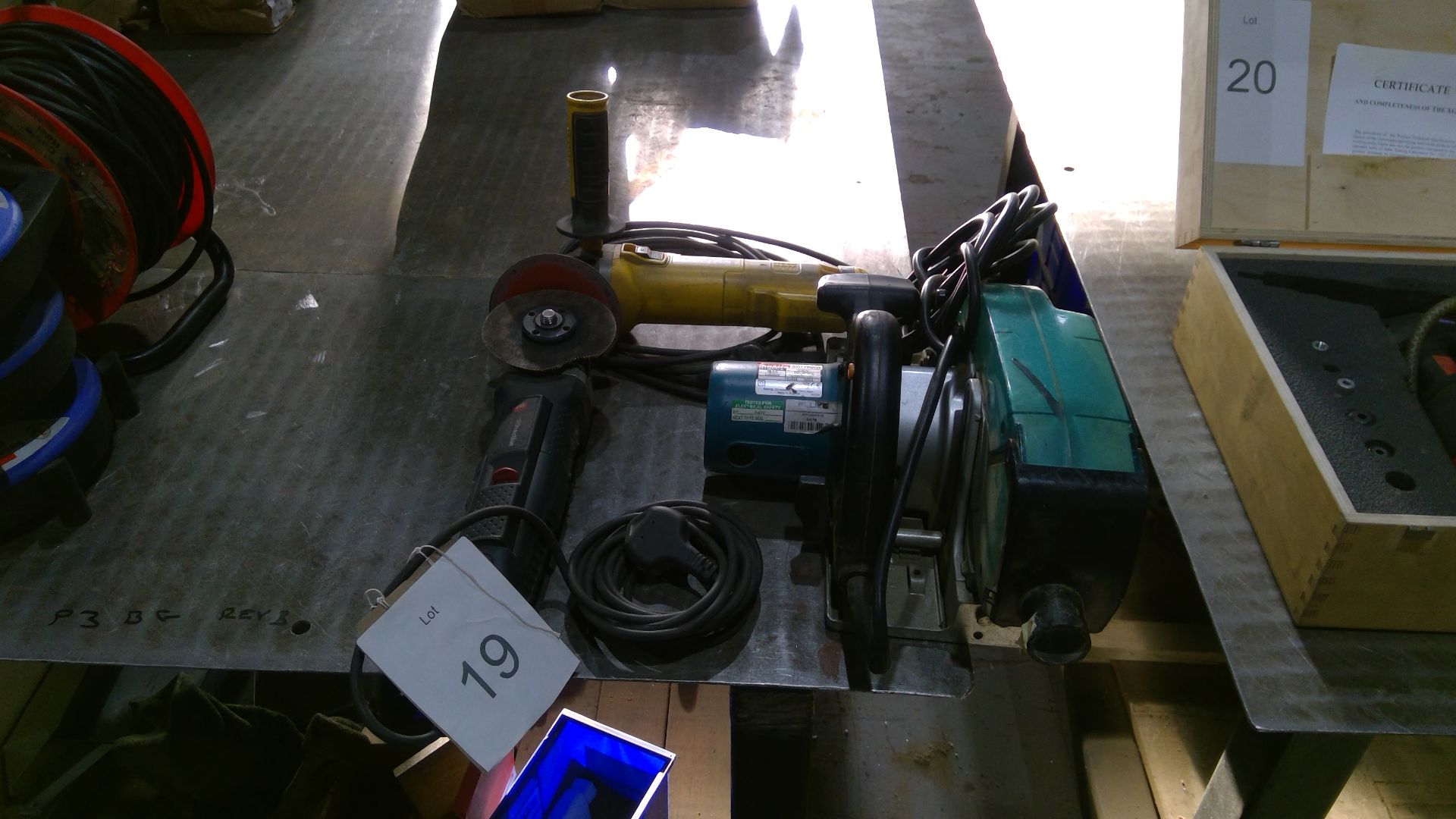 Quantity of power tools to include 2 x grinders and makita 5017RKB circular saw