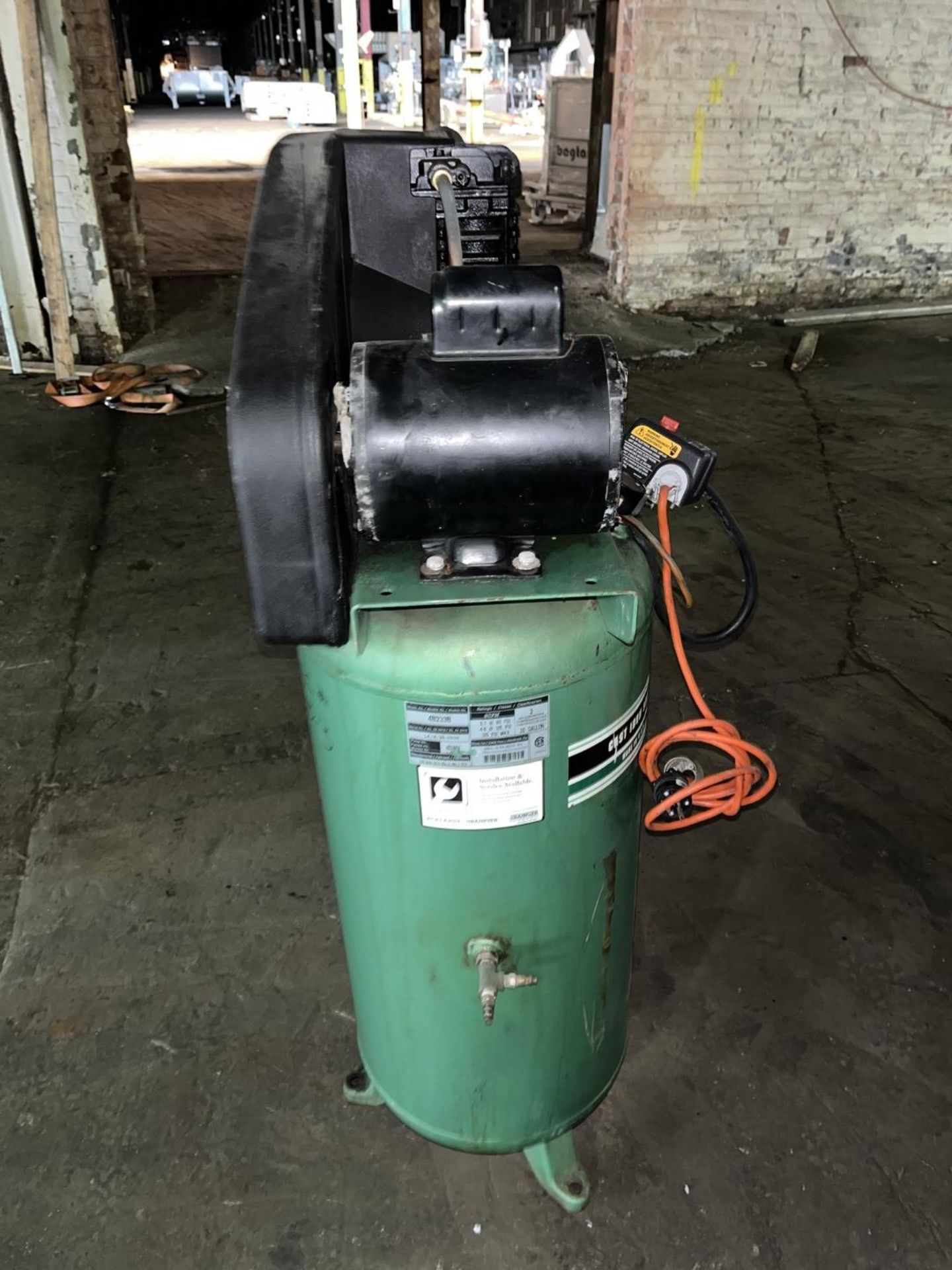 Speedaire 30 gallon air compressor. Model 4B233B - Image 5 of 8