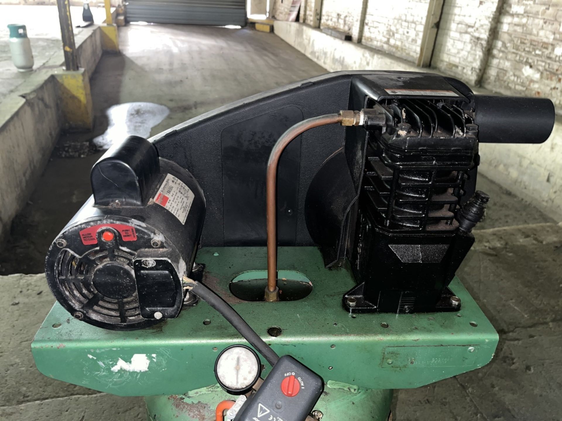 Speedaire 30 gallon air compressor. Model 4B233B - Image 6 of 8