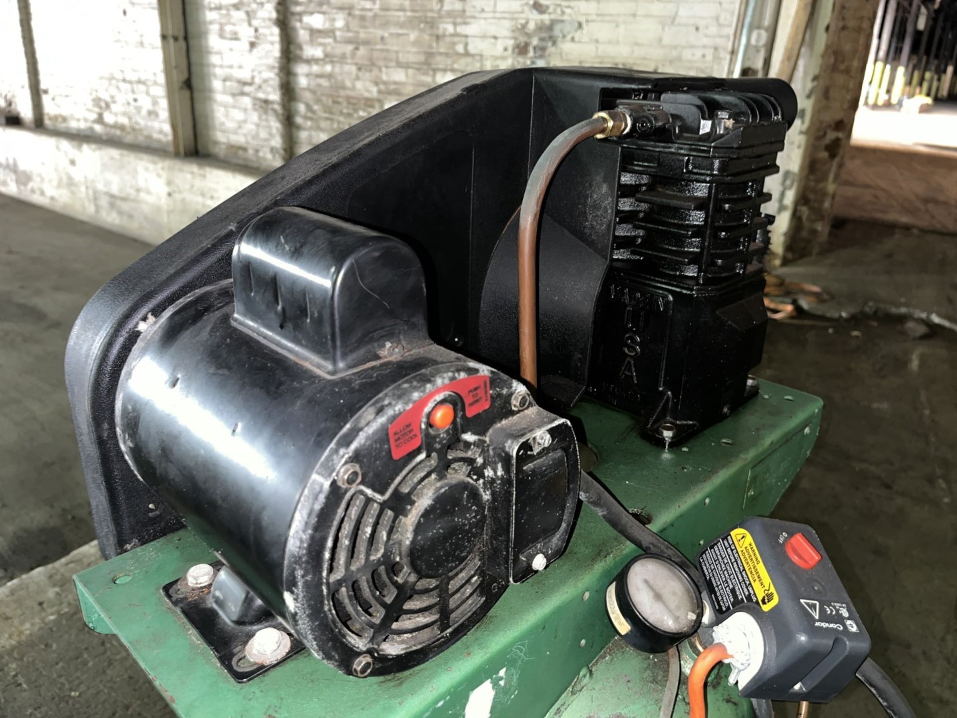 Speedaire 30 gallon air compressor. Model 4B233B - Image 7 of 8