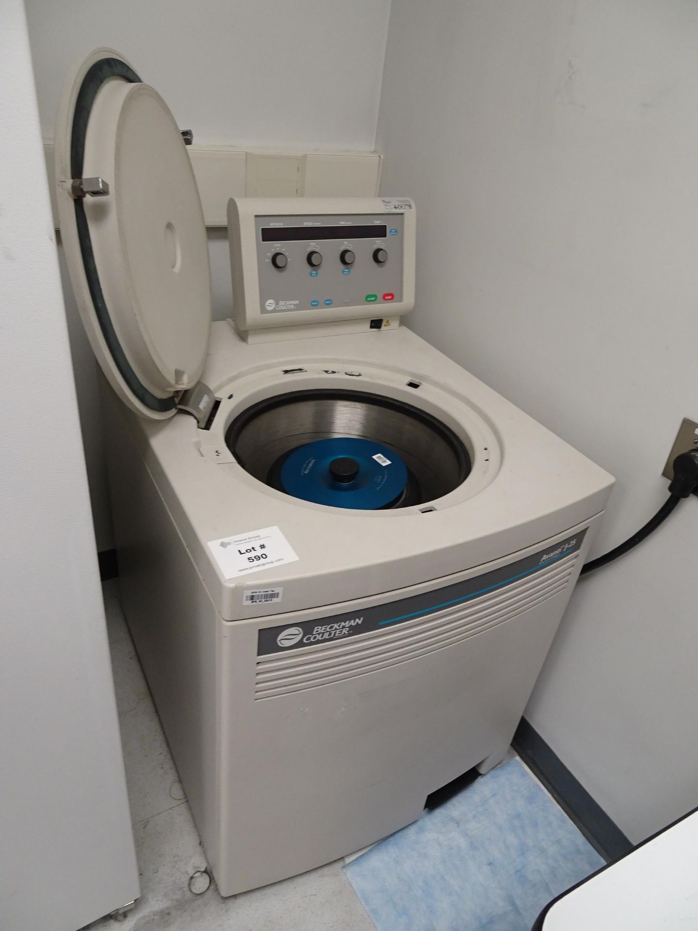 Beckman Coulter Avanti J-25 Centrifuge sn JHY99M09 With (1) JS-13.1 13,000RPM Rotor sn 99U-3504 (