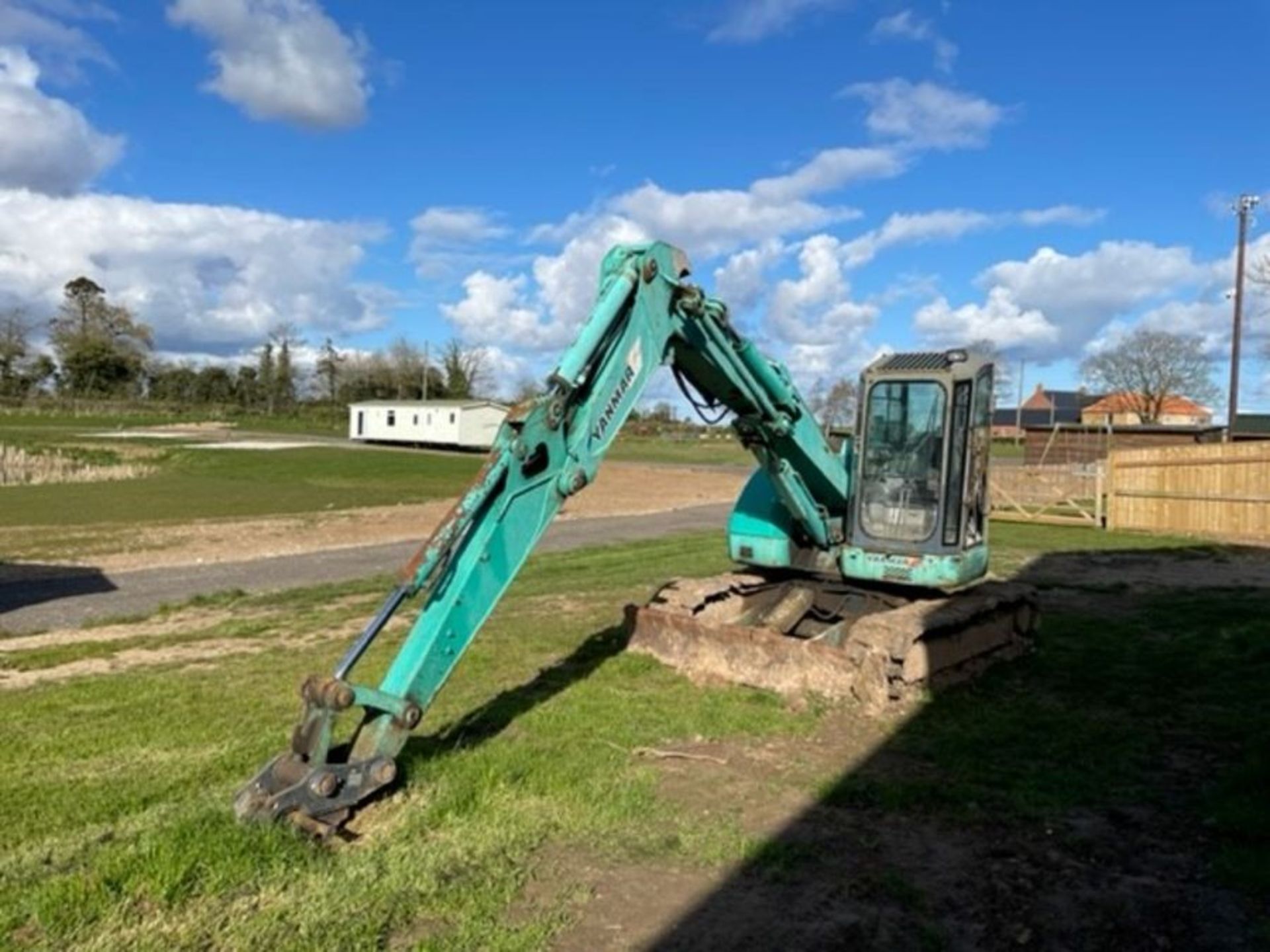 Yanmar B7-3 8 tonne 360 excavator, with front blade, 5,649 hours, rubber tracks, manual quick- - Image 6 of 8