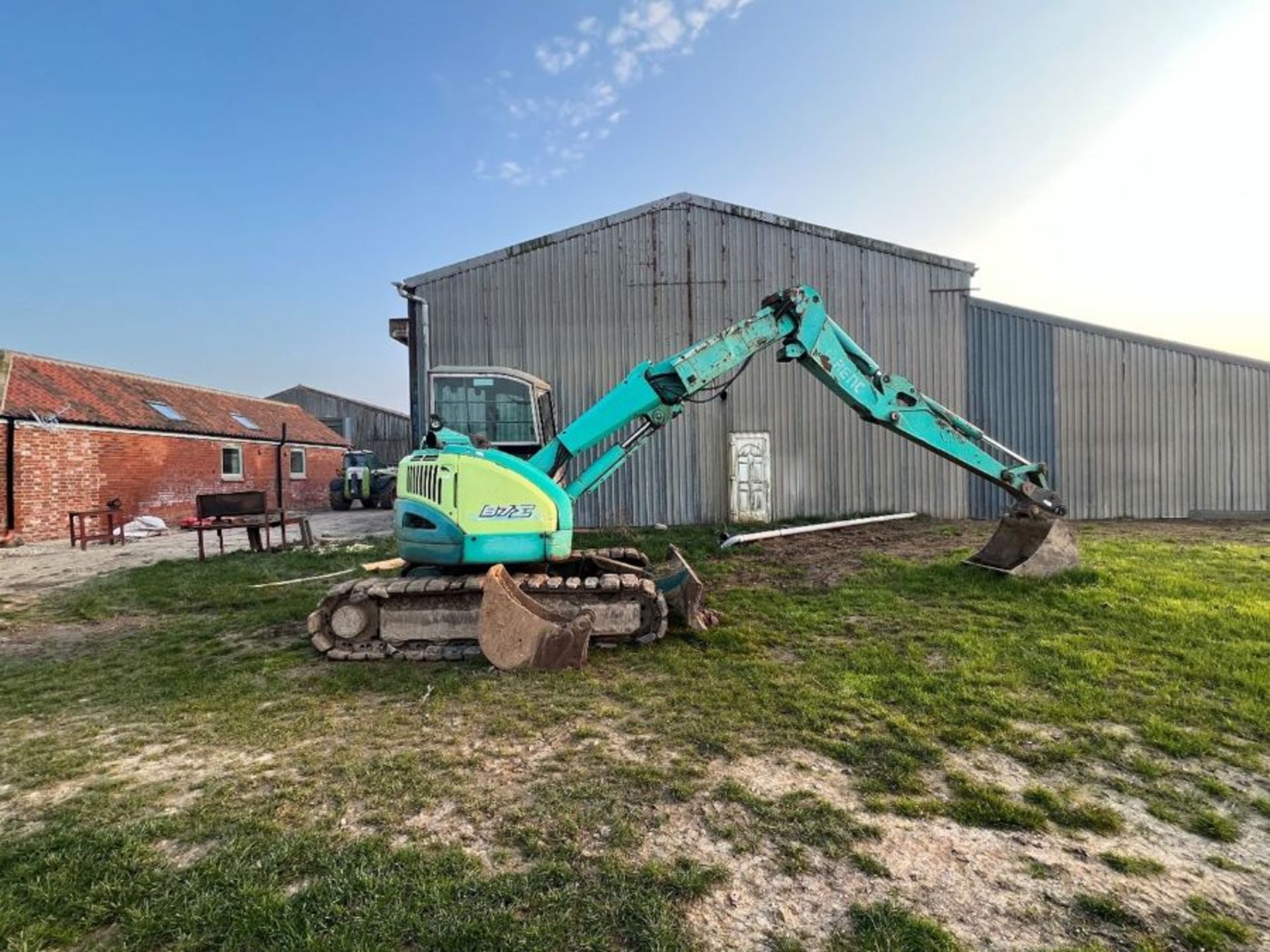 Yanmar B7-3 8 tonne 360 excavator, with front blade, 5,649 hours, rubber tracks, manual quick- - Image 2 of 8