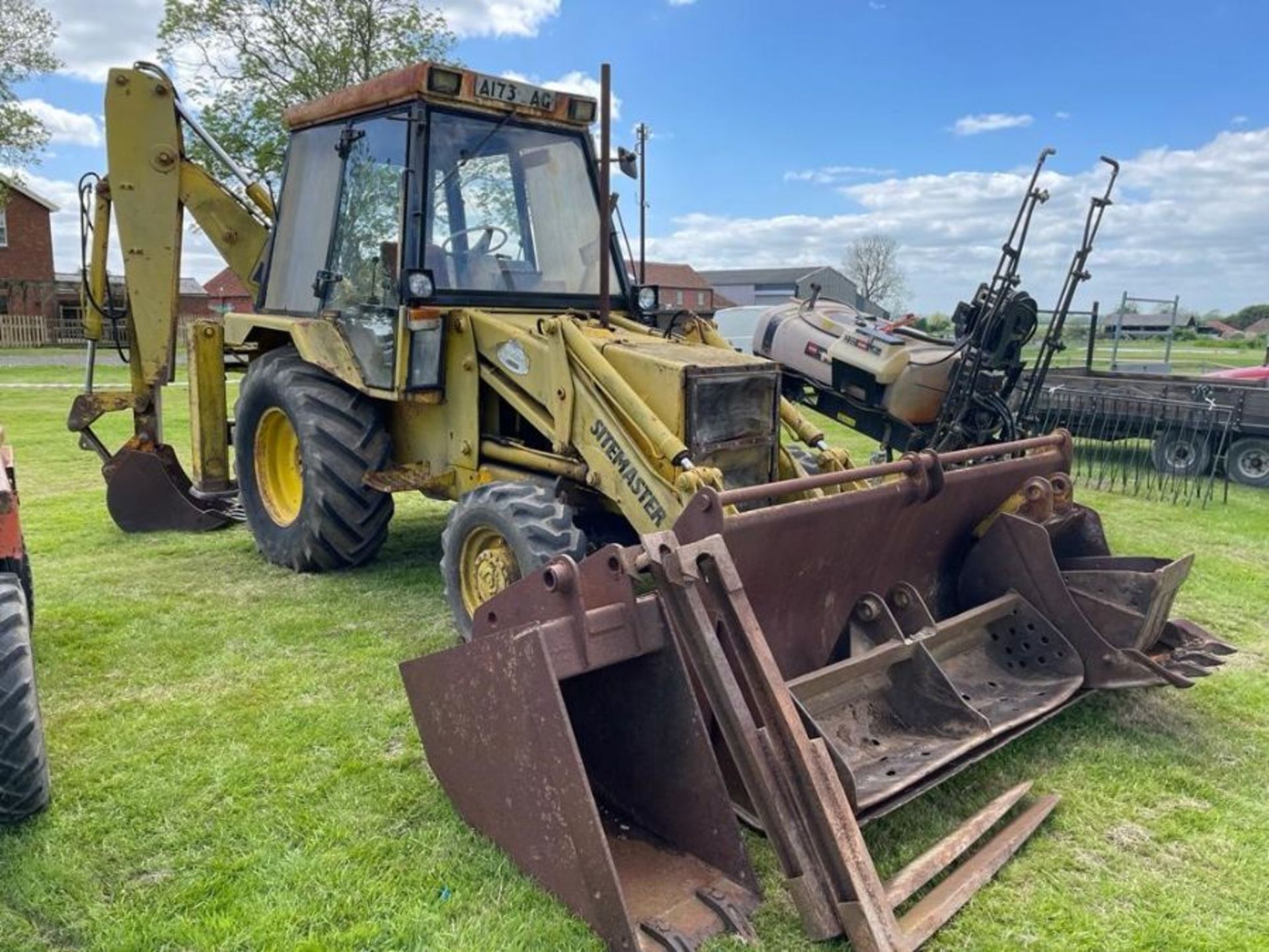 JCB Sitemaster Digger approx.. 1986 digger with buckets & forks Reg A173 SAG, key in office