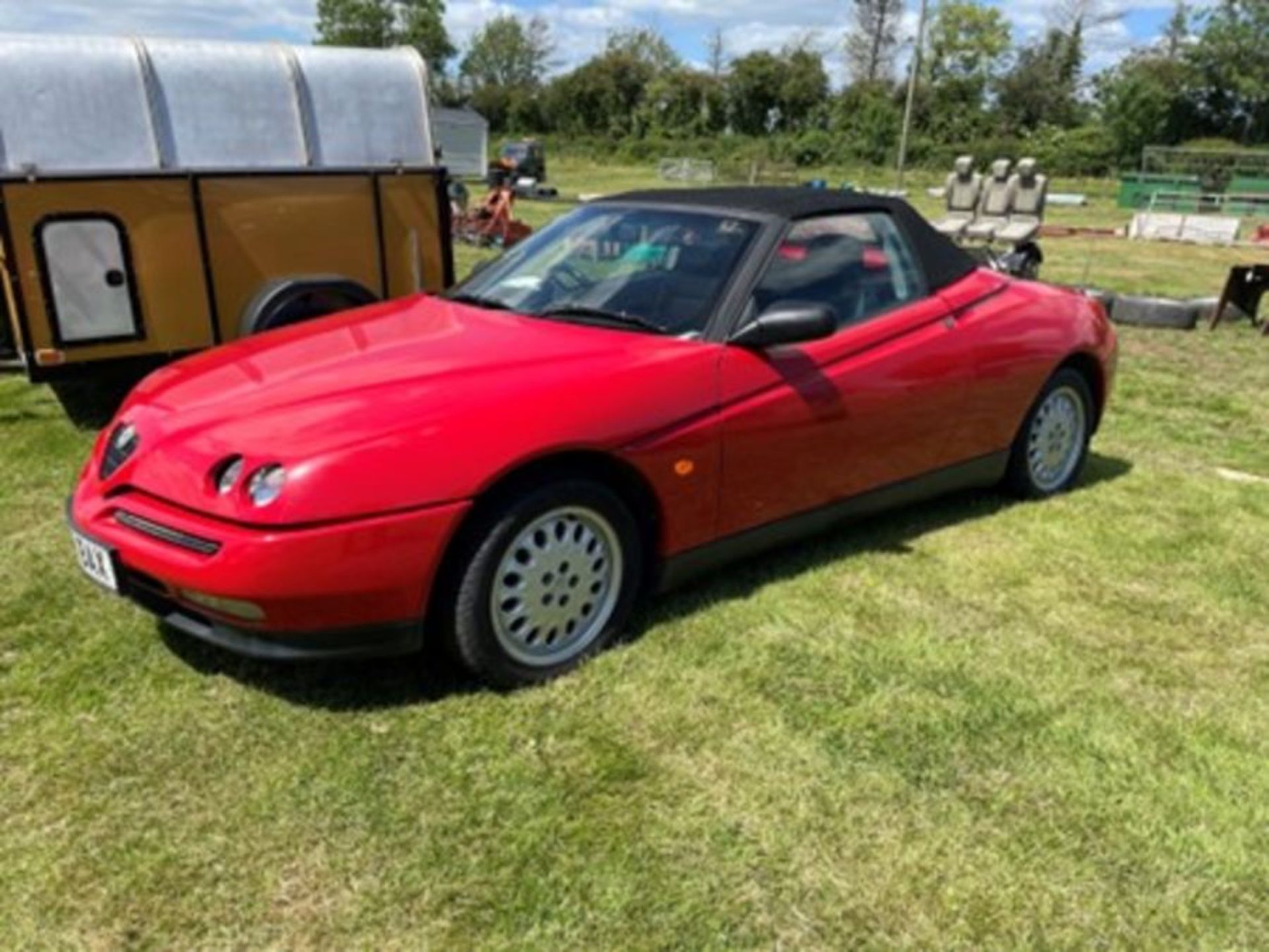 Alfa Romeo spider in classic red, T.spark 16V R998 BAX, log book in office - Image 7 of 7