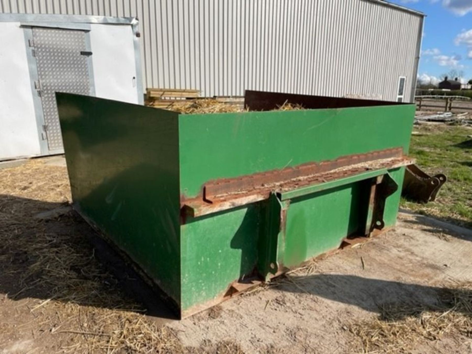 Forklift front mounted manure skip with Sanderson backplate fittings