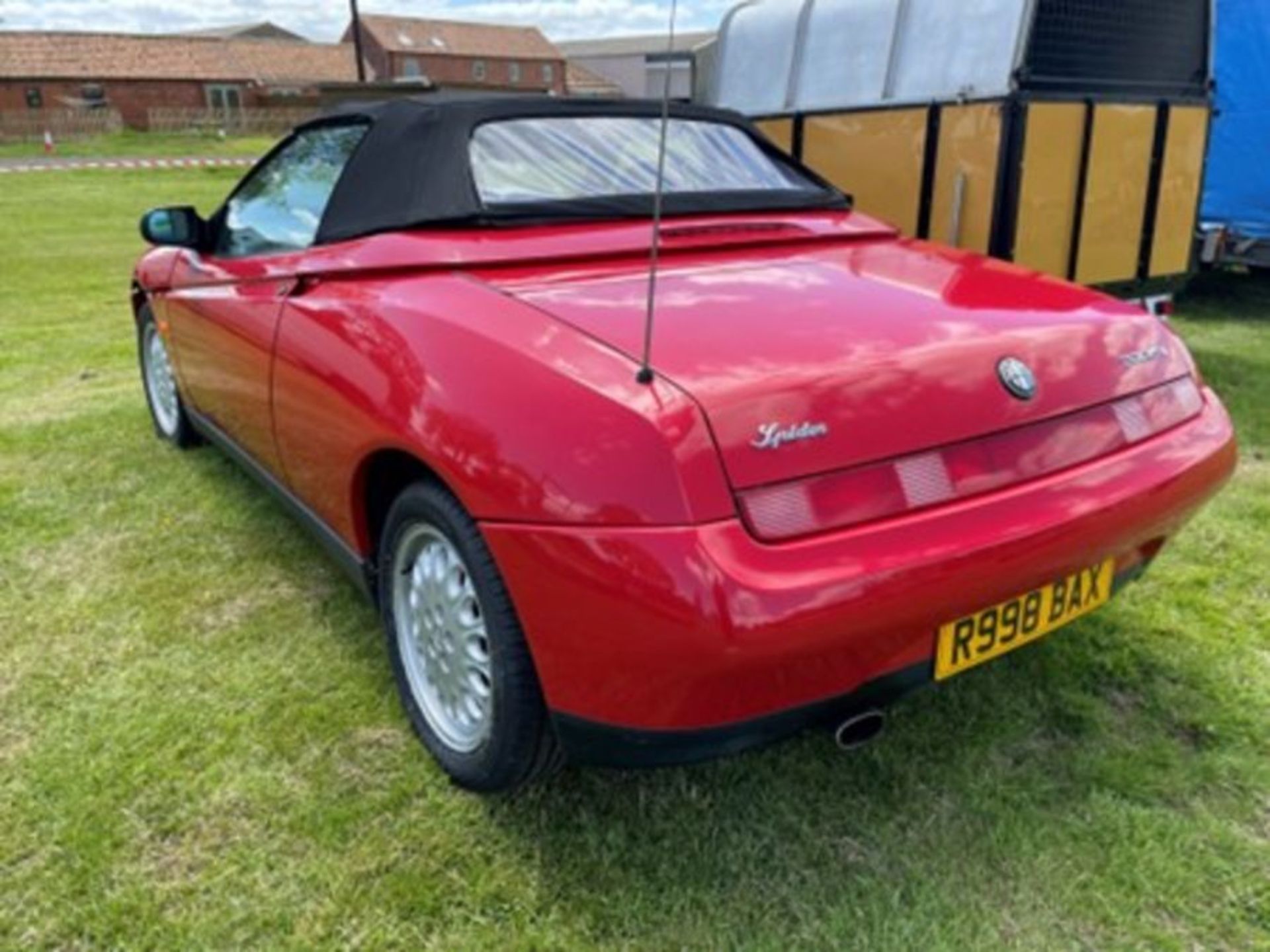 Alfa Romeo spider in classic red, T.spark 16V R998 BAX, log book in office - Image 3 of 7