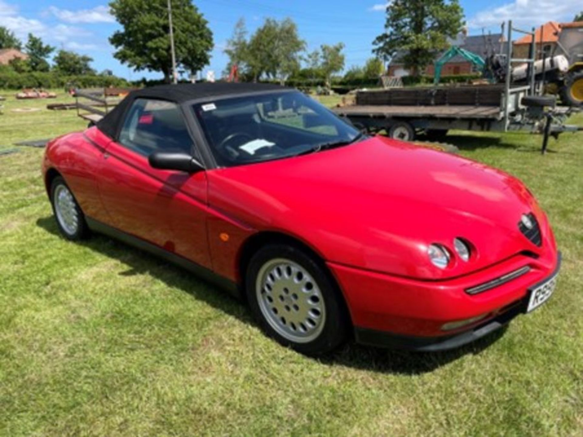 Alfa Romeo spider in classic red, T.spark 16V R998 BAX, log book in office