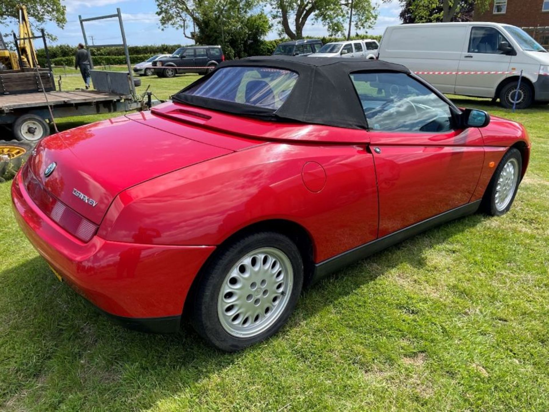 Alfa Romeo spider in classic red, T.spark 16V R998 BAX, log book in office - Image 2 of 7