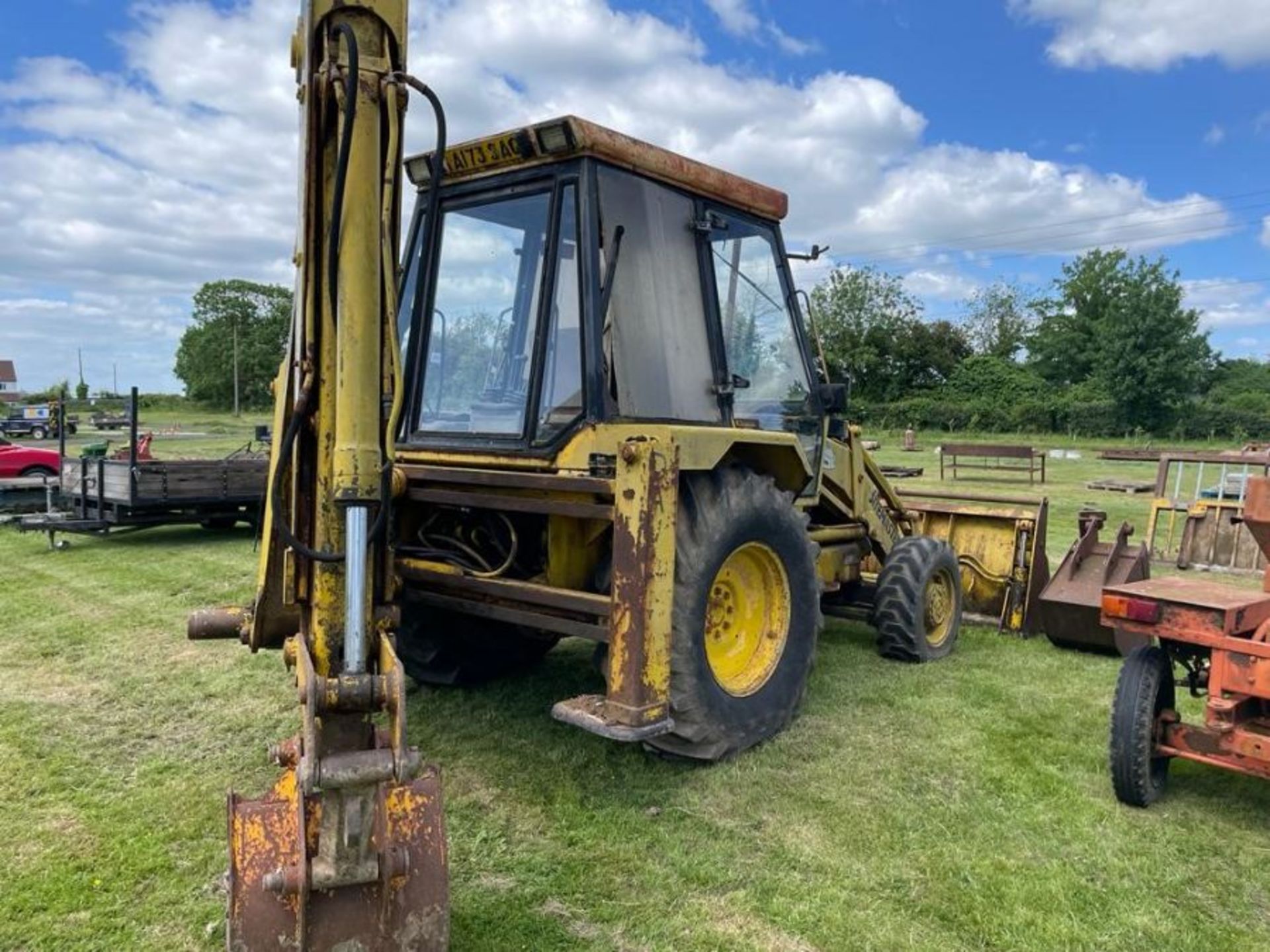 JCB Sitemaster Digger approx.. 1986 digger with buckets & forks Reg A173 SAG, key in office - Image 4 of 5