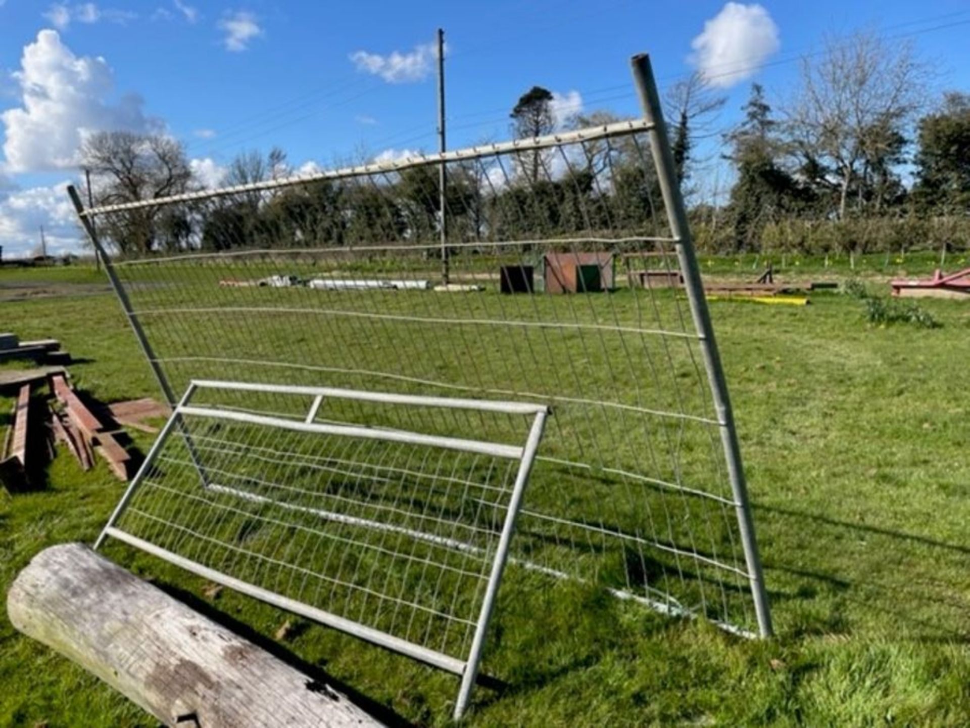 Heras fence and short Heras fence with 4 plastic barriers