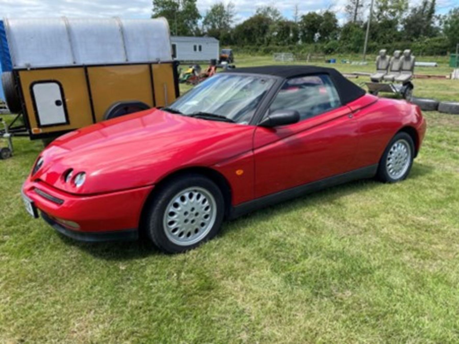 Alfa Romeo spider in classic red, T.spark 16V R998 BAX, log book in office - Image 5 of 7