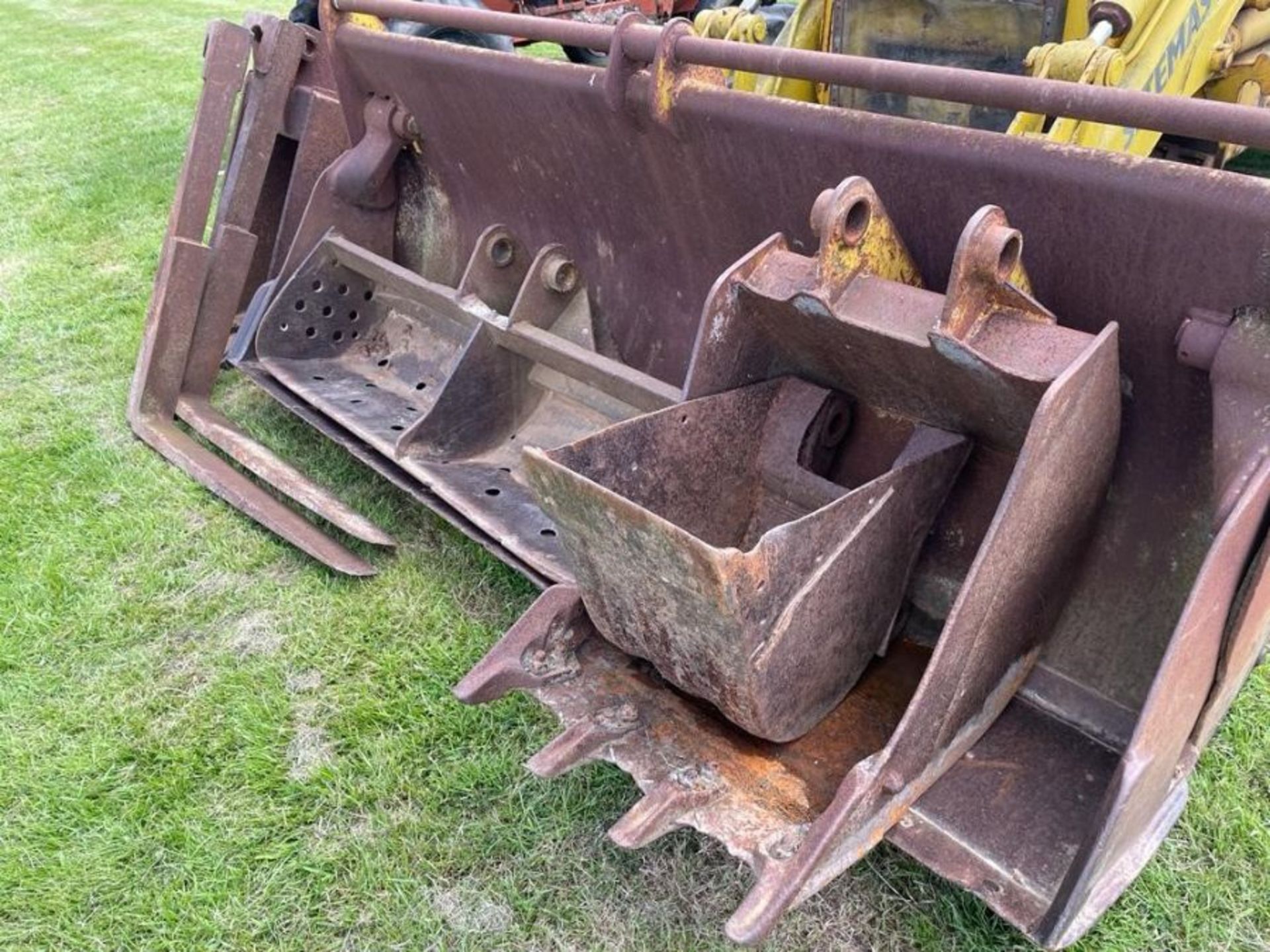 JCB Sitemaster Digger approx.. 1986 digger with buckets & forks Reg A173 SAG, key in office - Image 2 of 5