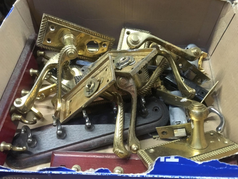 CARTON OF MIXED BRASS & DOOR FURNITURE INCL; TRAYS, DOOR HANDLES ETC - Image 2 of 7