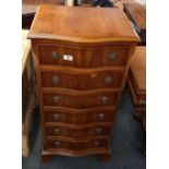 REPRODUCTION YEW WOOD SERPENTINE FRONTED WELLINGTON CHEST OF 6 DRAWERS WITH INLAID TOP & BRASS