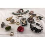 BAG OF COSTUME JEWELLERY INCL; BROOCHES, STONE BRACELETS, RINGS