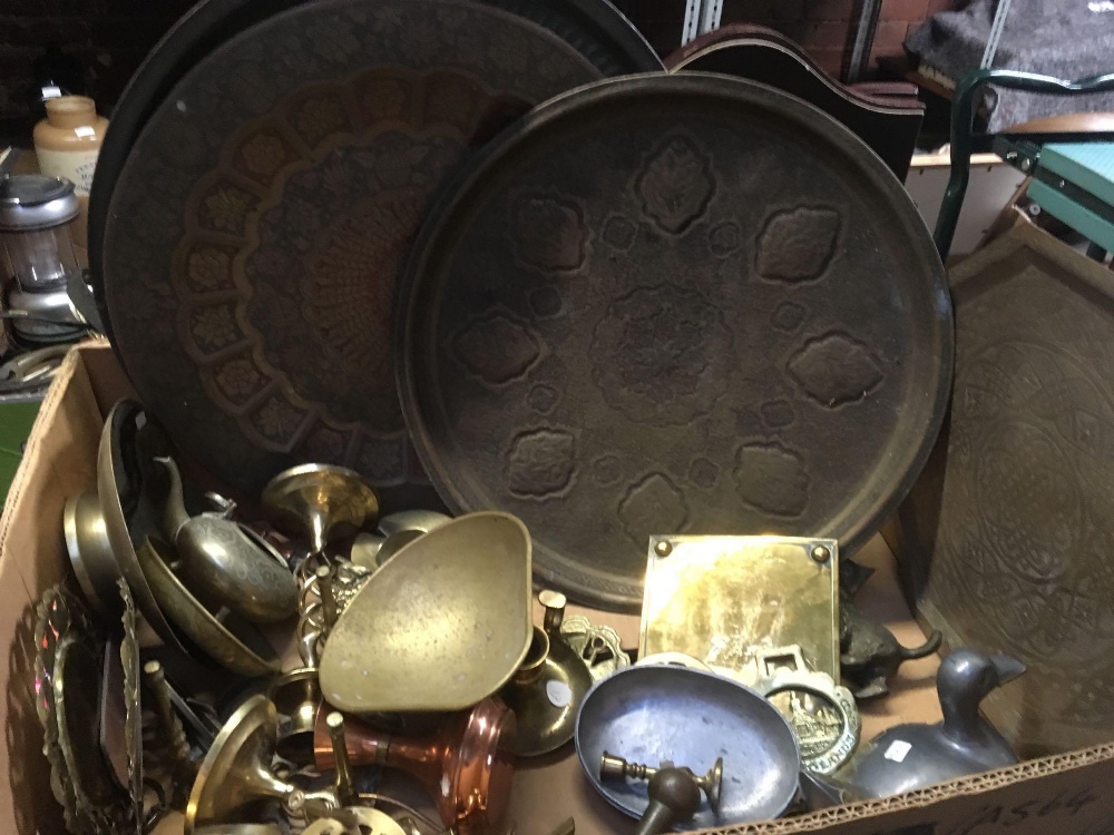 CARTON OF MIXED BRASS & DOOR FURNITURE INCL; TRAYS, DOOR HANDLES ETC - Image 3 of 7