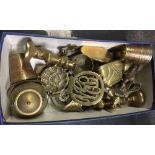 SMALL CARTON OF MIXED BRASS INCL; HORSE BRASSES, SMALL CANDLESTICKS & FIGURINES