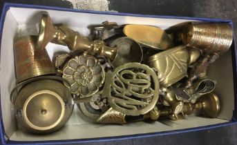 SMALL CARTON OF MIXED BRASS INCL; HORSE BRASSES, SMALL CANDLESTICKS & FIGURINES