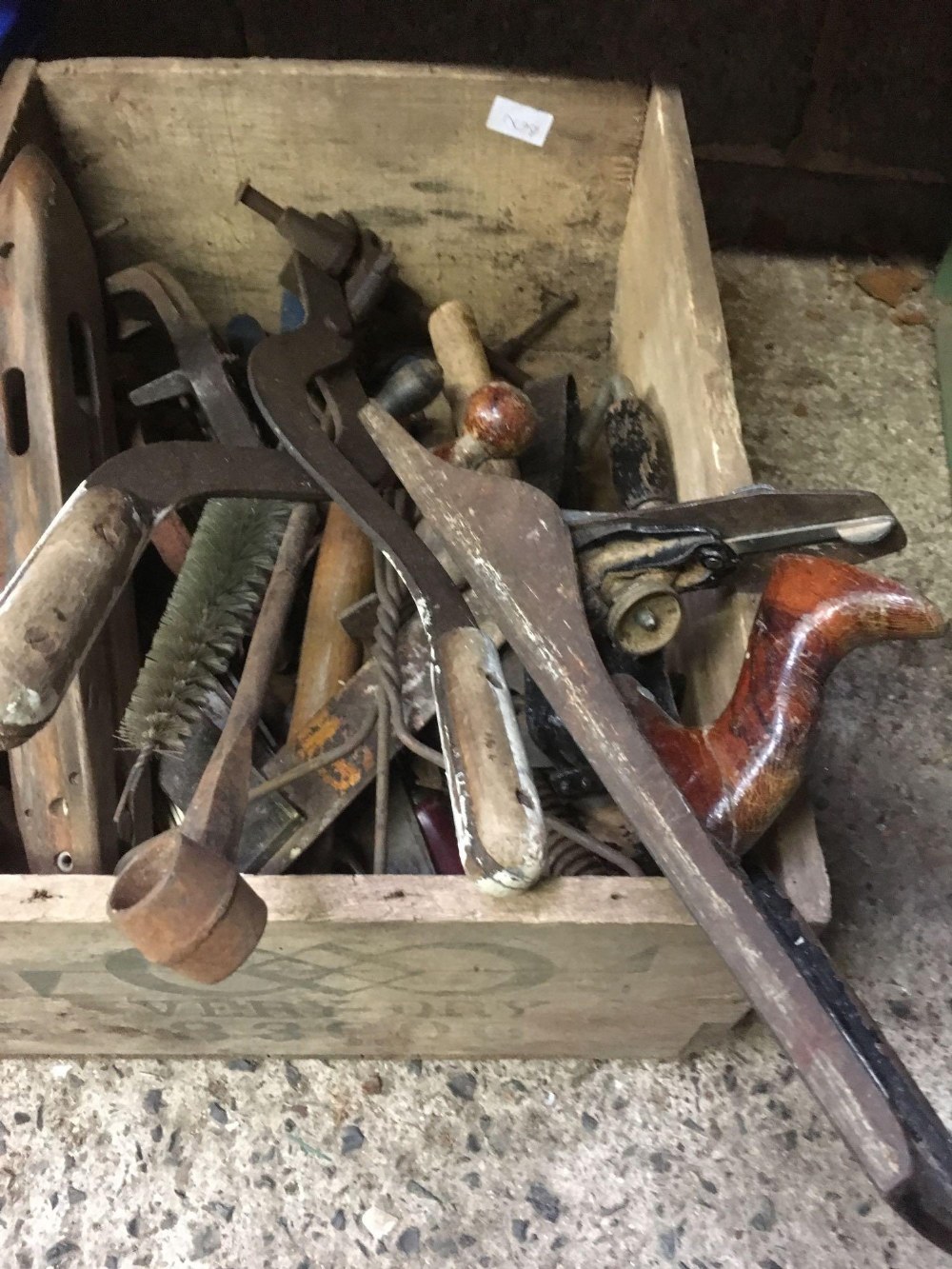 WOODEN CRATE WITH VARIOUS HAND TOOLS INCL; STANLEY NO.6 PLANE & A PAIR OF VINTAGE SCISSOR CLAMPS - Image 2 of 4