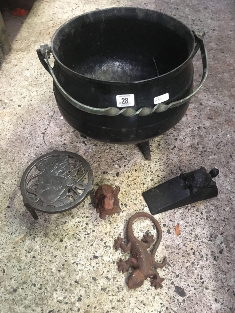 3 LEGGED WITCHES CAST IRON CAULDRON WITH BRASS HANDLE & HOLE IN BOTTOM, 2 SMALL CAST IRON LIZARD & - Image 2 of 2