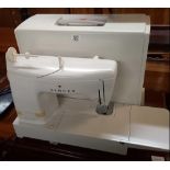 ELECTRIC SINGER SEWING MACHINE IN CARRY CASE