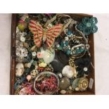 TRAY OF COSTUME JEWELLERY, BROOCHES & SOAPSTONE OWL