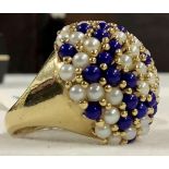 A LARGE PEARL & LAPIS? DOME TOP RING IN 9ct GOLD, SIZE 'M'