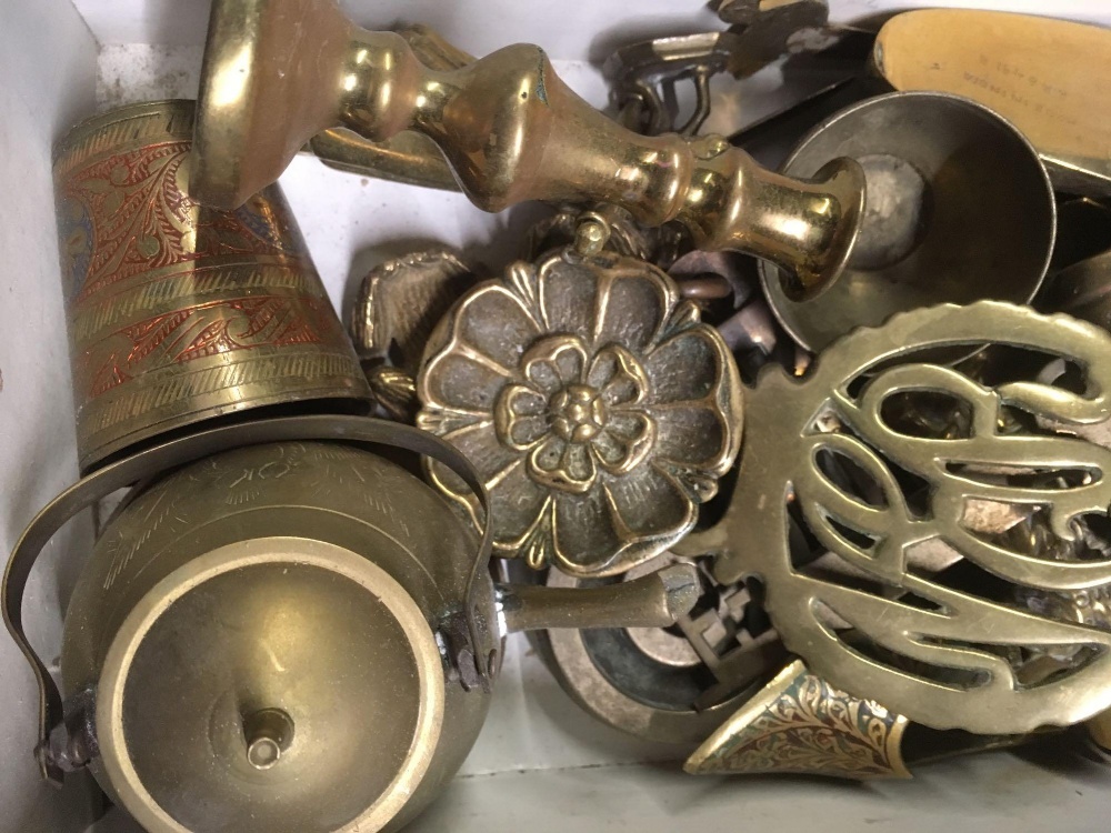 SMALL CARTON OF MIXED BRASS INCL; HORSE BRASSES, SMALL CANDLESTICKS & FIGURINES - Image 3 of 3