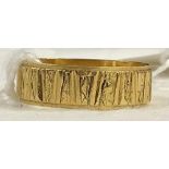 AN 18ct GOLD CONTEMPORARY DESIGN WEDDING BAND, SIZE 'N', 3.7g