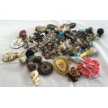 BAG OF MISC COSTUME JEWELLERY, BROOCHES, LAPEL BADGES, EARRING