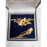 2 GOLD COLOURED BROOCHES, BOXED