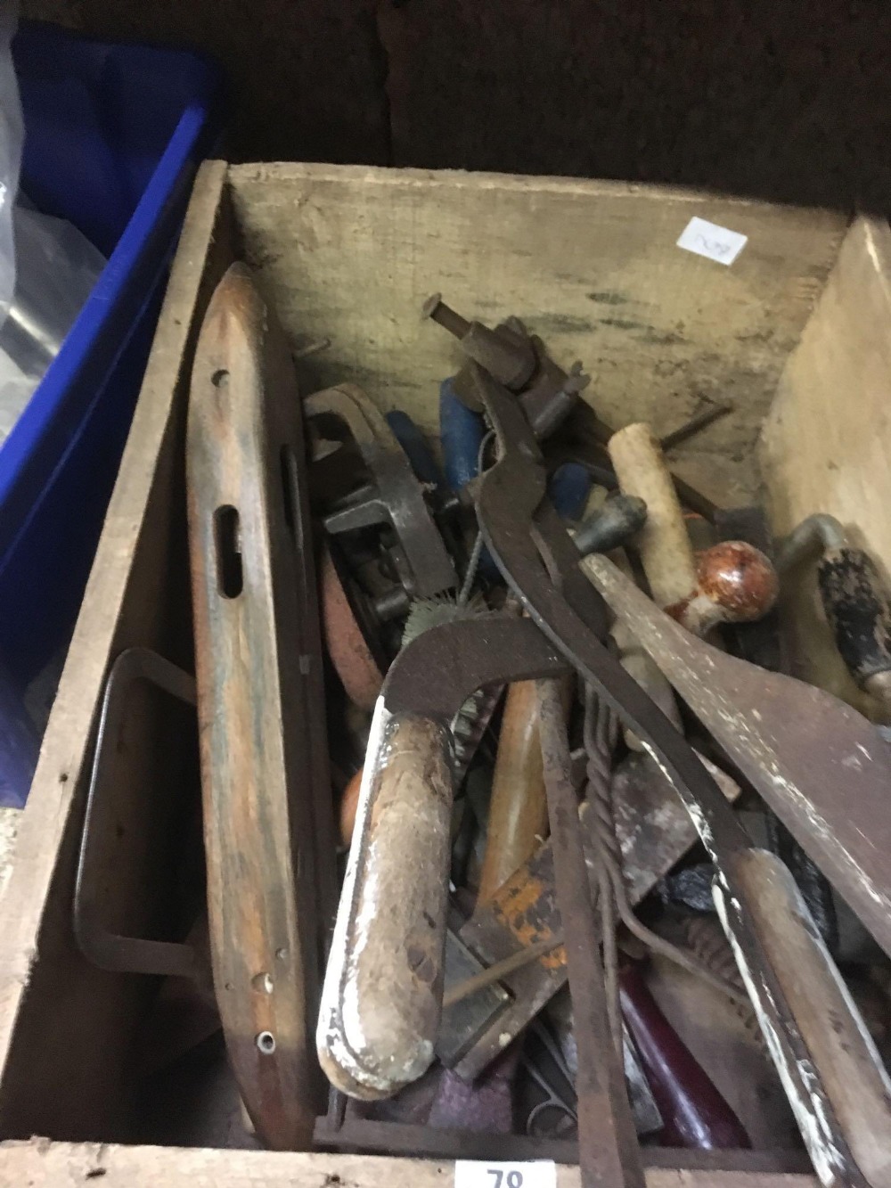 WOODEN CRATE WITH VARIOUS HAND TOOLS INCL; STANLEY NO.6 PLANE & A PAIR OF VINTAGE SCISSOR CLAMPS - Image 4 of 4