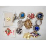 2 BAGS OF ASSORTED PENDANTS & BROOCHES