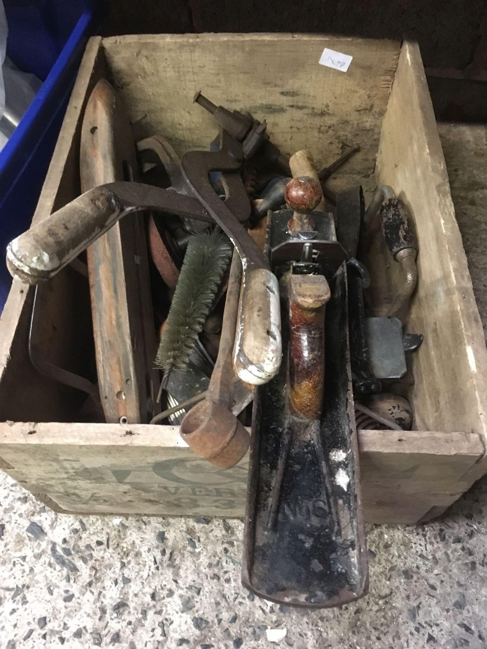 WOODEN CRATE WITH VARIOUS HAND TOOLS INCL; STANLEY NO.6 PLANE & A PAIR OF VINTAGE SCISSOR CLAMPS