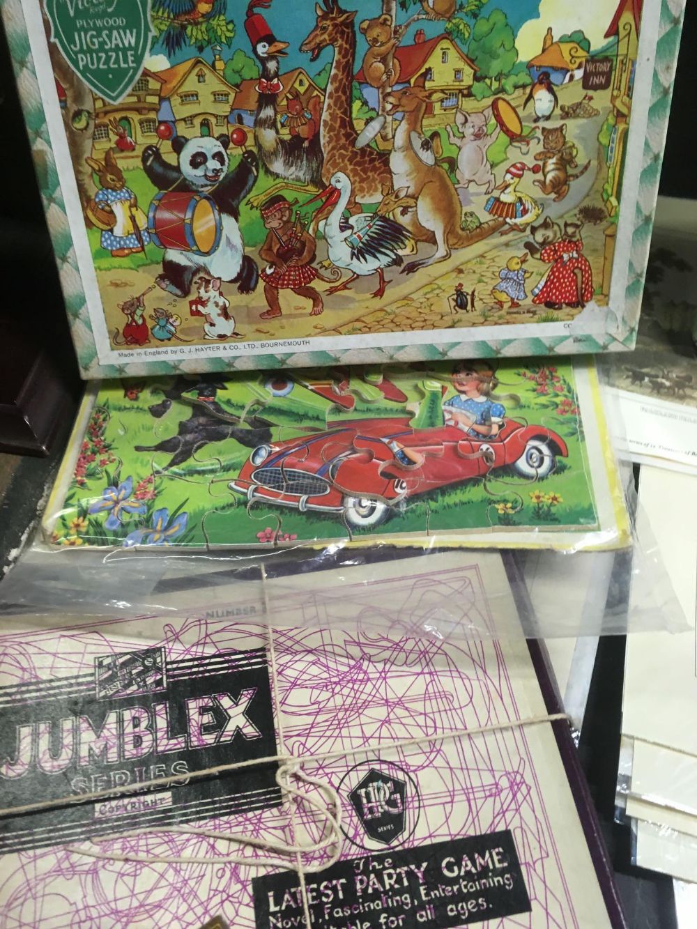 SHELF OF JIGSAW PUZZLES, MONOPOLY SETS & A BOX OF VINTAGE PICTURE BRICKS - Image 5 of 9