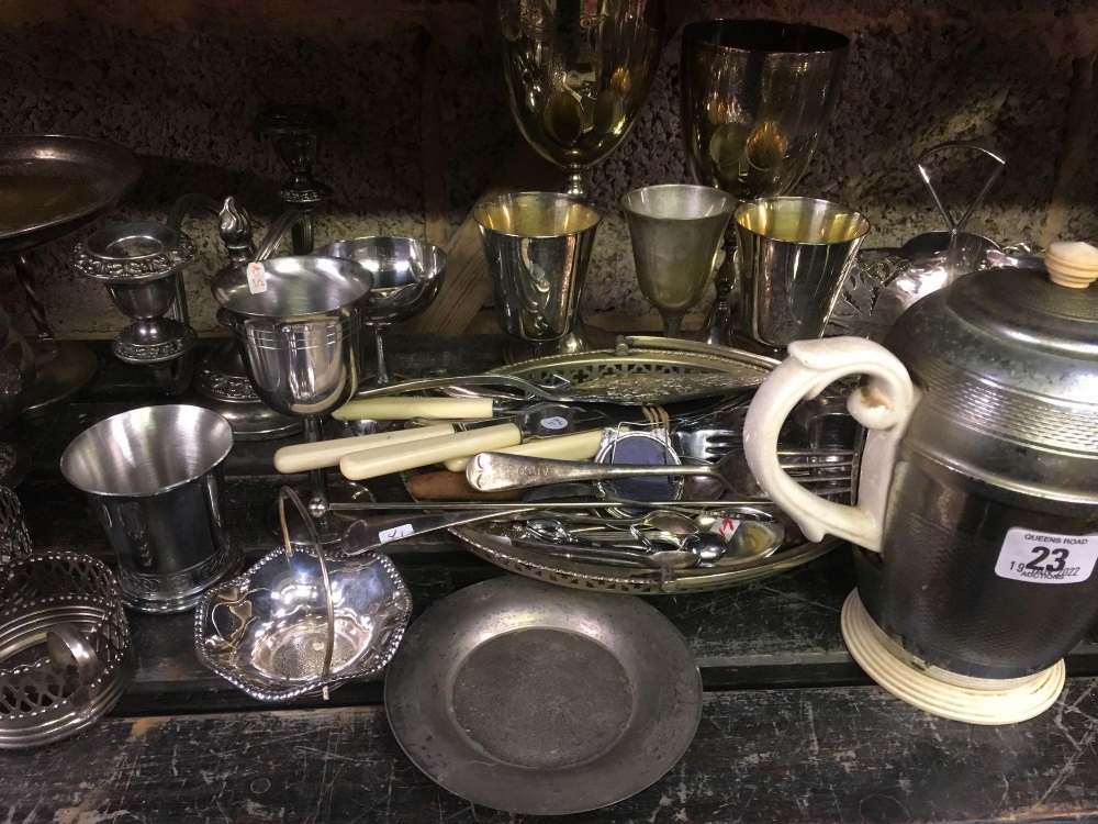 SHELF WITH LARGE QTY OF PLATED EPNS STAINLESS STEEL & PEWTER MUGS, JUGS & CUTLERY - Image 3 of 5